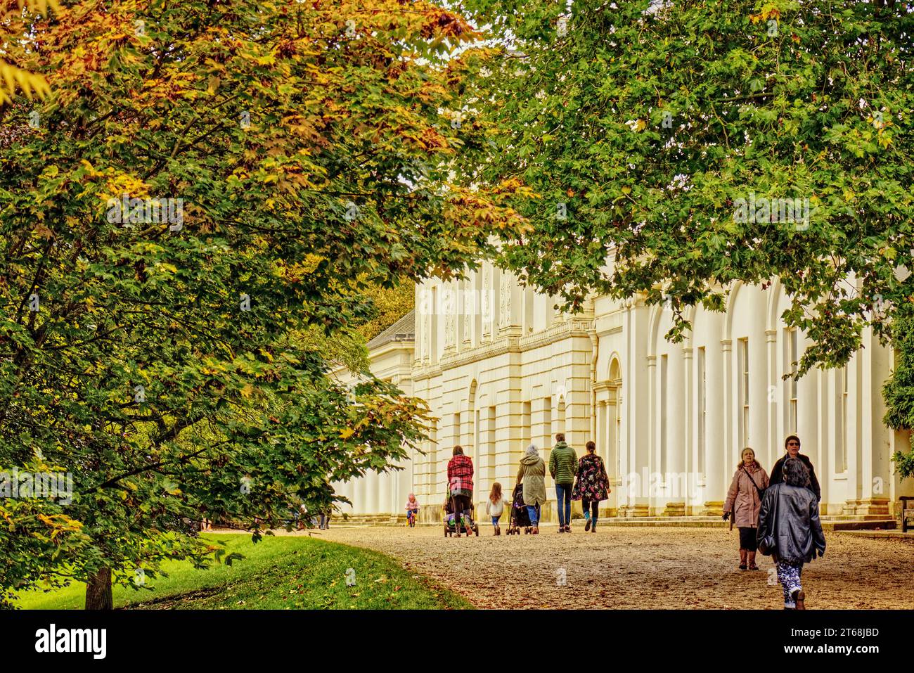 Hampstead, London, England, Großbritannien - Besucher besuchen Kenwood House, ein herrliches Haus am Rande der Hampstead Heath im Herbst. Stockfoto