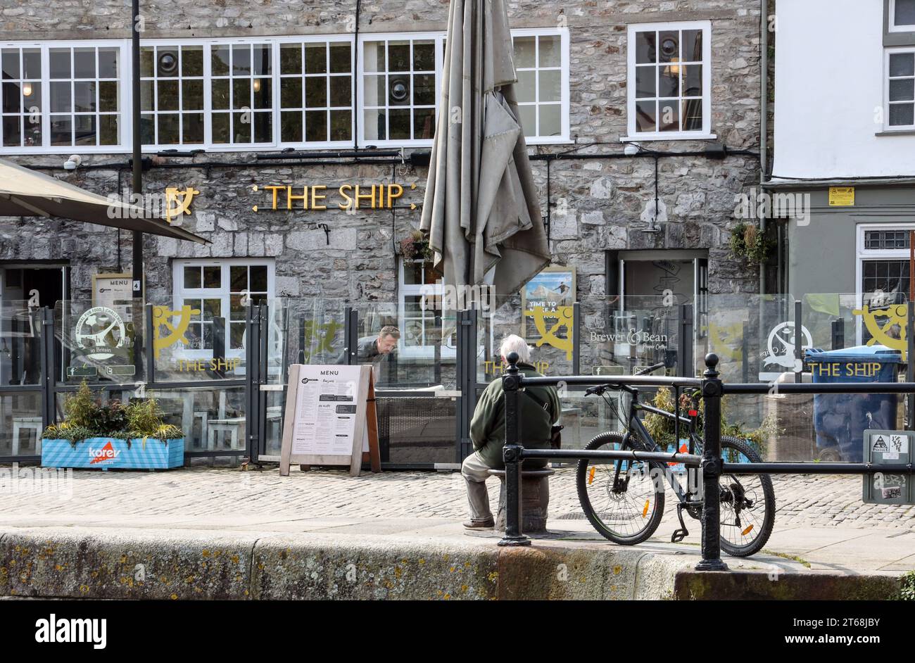 Plymouth Sutton Harbour, das Ship Inn wurde 2022 früh am Tag aufgenommen Stockfoto