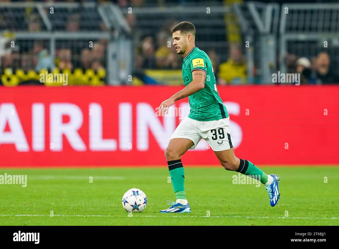 Dortmund, 7. November 2023: Bruno Guimaraes (39 Newcastle) kontrolliert den Ball während des UEFA Champions League Gruppe F Fußballspiels zwischen Borussia Dortmund und Newcastle United im Signal Iduna Park in Dortmund. (Daniela Porcelli/SPP) Credit: SPP Sport Press Photo. /Alamy Live News Stockfoto