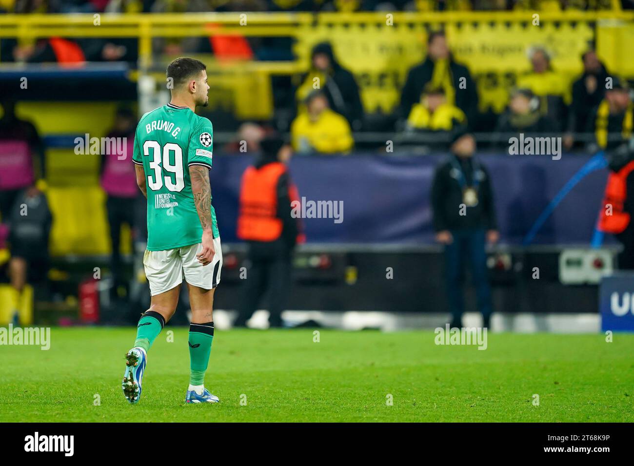 Dortmund, 7. November 2023: Bruno Guimaraes (39 Newcastle) blickt beim UEFA Champions League Gruppe F Fußball Spiel zwischen Borussia Dortmund und Newcastle United im Signal Iduna Park in Dortmund zu. (Daniela Porcelli/SPP) Credit: SPP Sport Press Photo. /Alamy Live News Stockfoto