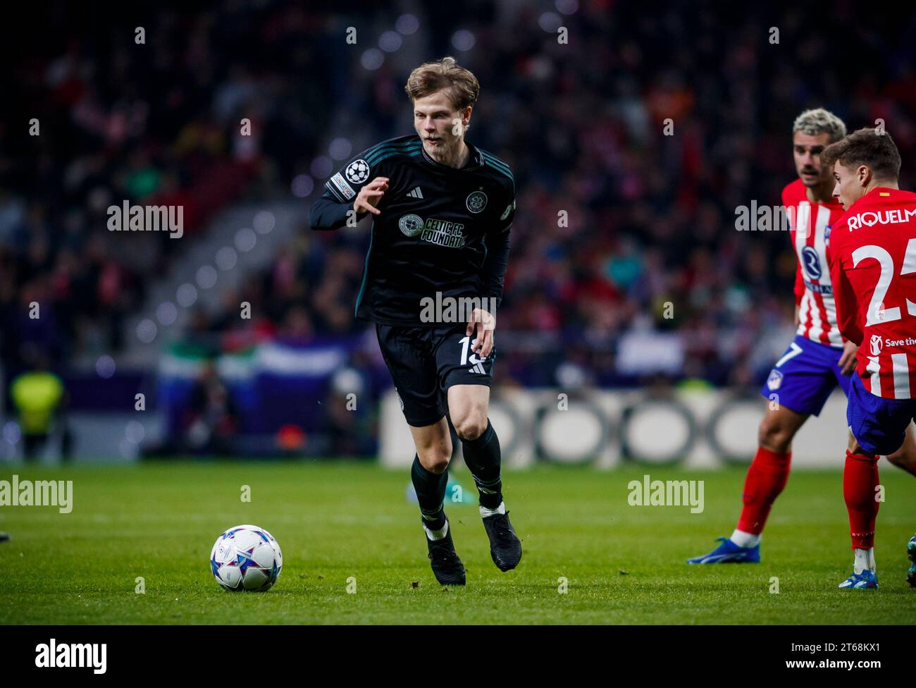 Madrid, Spanien. November 2023. Odin Thiago Holm vom Celtic FC in Aktion während des UEFA Champions League-Spiels zwischen Atletico Madrid und Celtic am 7. November 2023 in Madrid Stockfoto