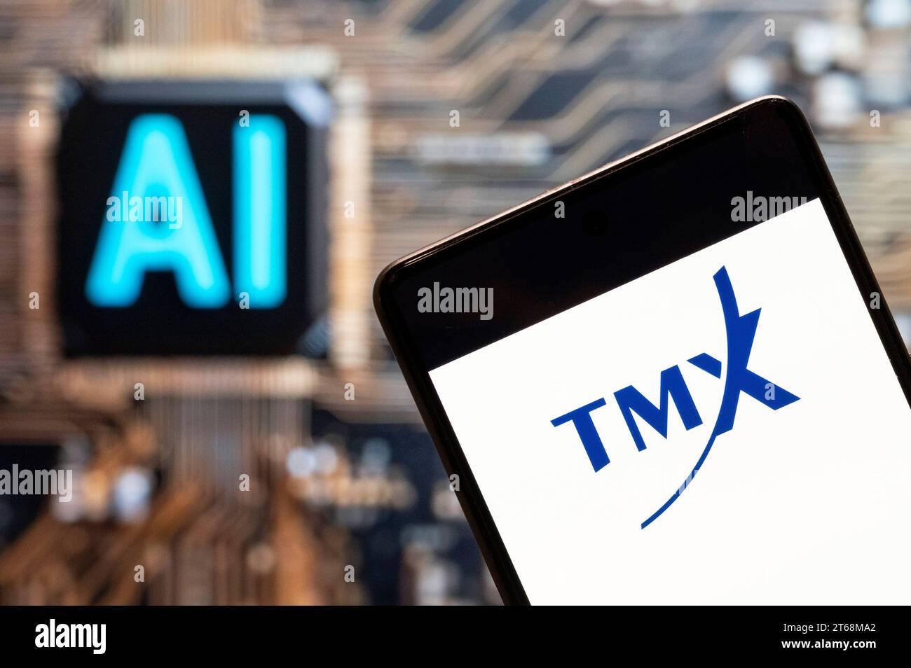 China. November 2023. In dieser Abbildung zeigt das kanadische Finanzdienstleistungsunternehmen Translation Memory Exchange TMX das Logo auf einem Smartphone mit einem KI-Chip und einem Symbol im Hintergrund. Quelle: SOPA Images Limited/Alamy Live News Stockfoto