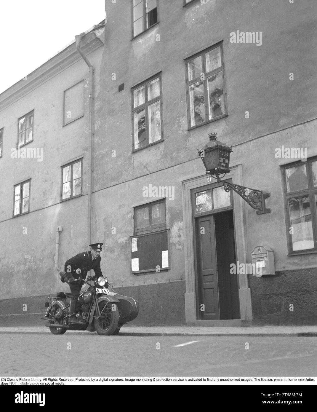 Polizei auf einem Motorrad 1941. Ein Polizist auf einem Motorrad mit Beiwagen vor der Polizeiwache Östermalm 7. Bezirk in Stockholm. Der Constable hat einen Alarm wegen eines Einbruchs erhalten und fährt mit dem Motorrad fort. Schweden 1941. Kristoffersson Ref. 218-18 Stockfoto