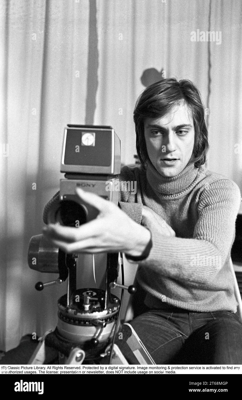 Lars Sven 'lasse' Hallström (* 2. Juni 1946 in Schweden) ist ein schwedischer Filmregisseur. Er wurde zunächst bekannt für die Regie bei fast allen Musikvideos der Popgruppe ABBA und wurde später Spielfilmregisseur. Er wurde 1985 für den Academy Award in der Kategorie Best Director for My Life as a Dog (Mitt liv Som Hund) und 1999 für die Cider House Rules nominiert. Zu seinen weiteren gefeierten Regie-Werken zählen What's Eating Gilbert Grape (1993) und Chocolat (2000). Abgebildet in den 1970er Jahren mit einer Filmkamera 1975. Kristoffersson Ref. 7-28 Stockfoto