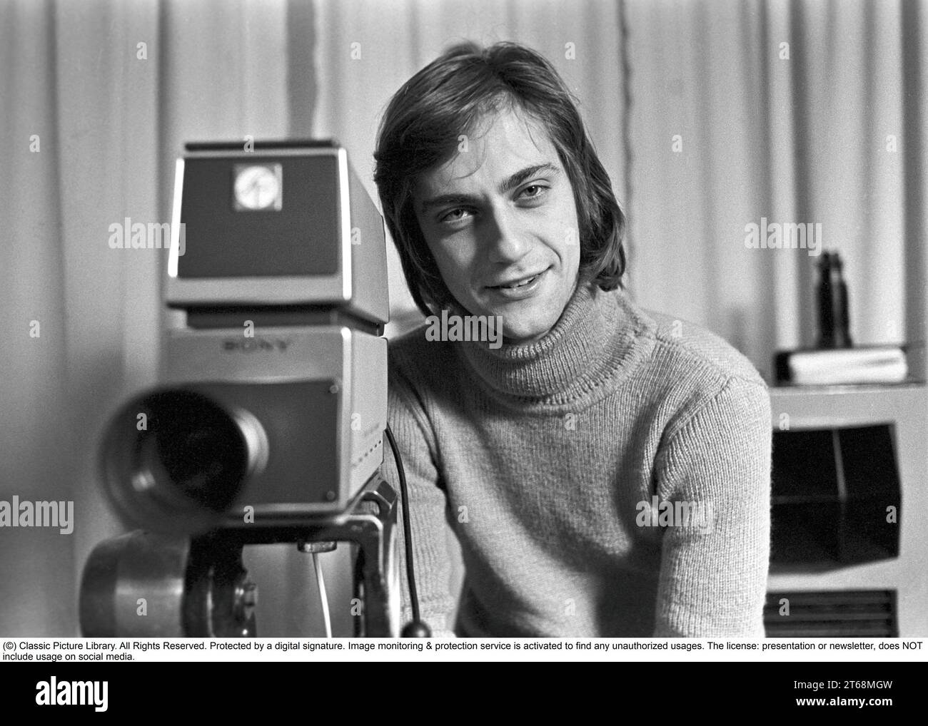 Lars Sven 'lasse' Hallström (* 2. Juni 1946 in Schweden) ist ein schwedischer Filmregisseur. Er wurde zunächst bekannt für die Regie bei fast allen Musikvideos der Popgruppe ABBA und wurde später Spielfilmregisseur. Er wurde 1985 für den Academy Award in der Kategorie Best Director for My Life as a Dog (Mitt liv Som Hund) und 1999 für die Cider House Rules nominiert. Zu seinen weiteren gefeierten Regie-Werken zählen What's Eating Gilbert Grape (1993) und Chocolat (2000). Abgebildet in den 1970er Jahren mit einer Filmkamera 1975. Kristoffersson Ref. 7-28 Stockfoto