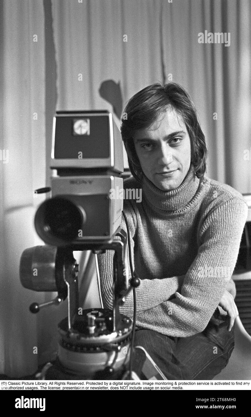 Lars Sven 'lasse' Hallström (* 2. Juni 1946 in Schweden) ist ein schwedischer Filmregisseur. Er wurde zunächst bekannt für die Regie bei fast allen Musikvideos der Popgruppe ABBA und wurde später Spielfilmregisseur. Er wurde 1985 für den Academy Award in der Kategorie Best Director for My Life as a Dog (Mitt liv Som Hund) und 1999 für die Cider House Rules nominiert. Zu seinen weiteren gefeierten Regie-Werken zählen What's Eating Gilbert Grape (1993) und Chocolat (2000). Abgebildet in den 1970er Jahren mit einer Filmkamera 1975. Kristoffersson Ref. 7-28 Stockfoto