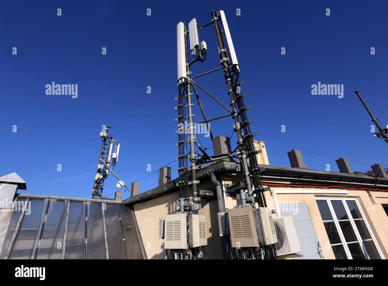 Handy-Kommunikationsantenne gegen den blauen Himmel. Stockfoto