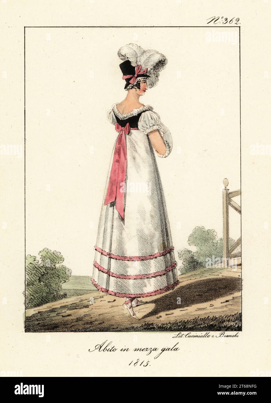 Modische Frau im halbformalen Outfit, 1815. In einer Kapuze mit Federn, einem Kleid mit hohem Bund und schwarzem Oberteil, rosa Bändern. Kostüm Demie habille. Handkolorierte Lithographie von Lorenzo Bianchi und Domenico Cuciniello nach Hippolyte Lecomte aus Costumi civili e militari della monarchia francese dal 1200 al 1820, Neapel, 1825. Italienische Ausgabe der Lecomtes Zivil- und Militärkostüme der französischen Monarchie von 1200 bis 1820. Stockfoto