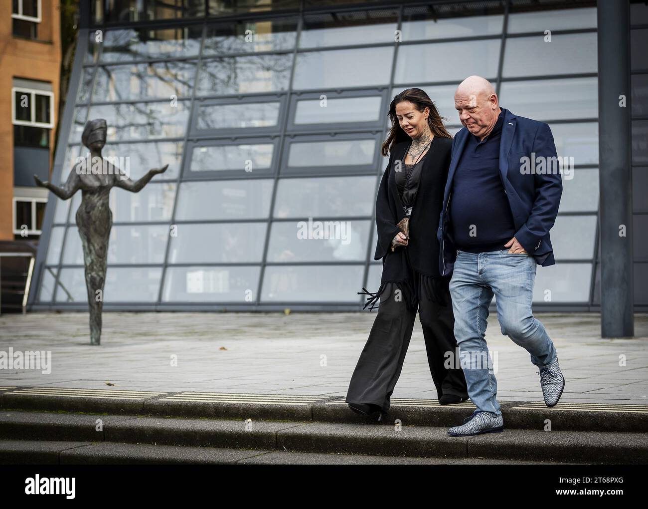 UTRECHT – Peter Gillis trifft zusammen mit seiner Freundin Wendy van Hout vor dem Gericht ein, bevor Gillis gegen seinen Ex Nicol Kremers ein Verfahren eingereicht hat, um nicht mehr über Angelegenheiten zu sprechen, über die sie sich einig war, dass sie schweigen würde. Der 61-jährige Reality-Star, bekannt aus der SBS6-Show Massa, ist Kassa, und sein Ex schloss eine Vergleichsvereinbarung, um die Vertraulichkeit über die Beendigung ihrer Beziehung zu wahren. ANP REMKO DE WAAL niederlande raus - belgien raus Stockfoto