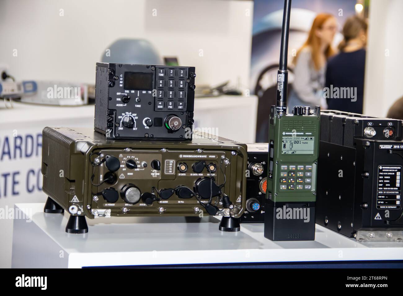 Militärische Funkausrüstung, HF- und UKW-Funkstationen, ausgestellt auf der Militärausstellung in Belgrad, Serbien Stockfoto