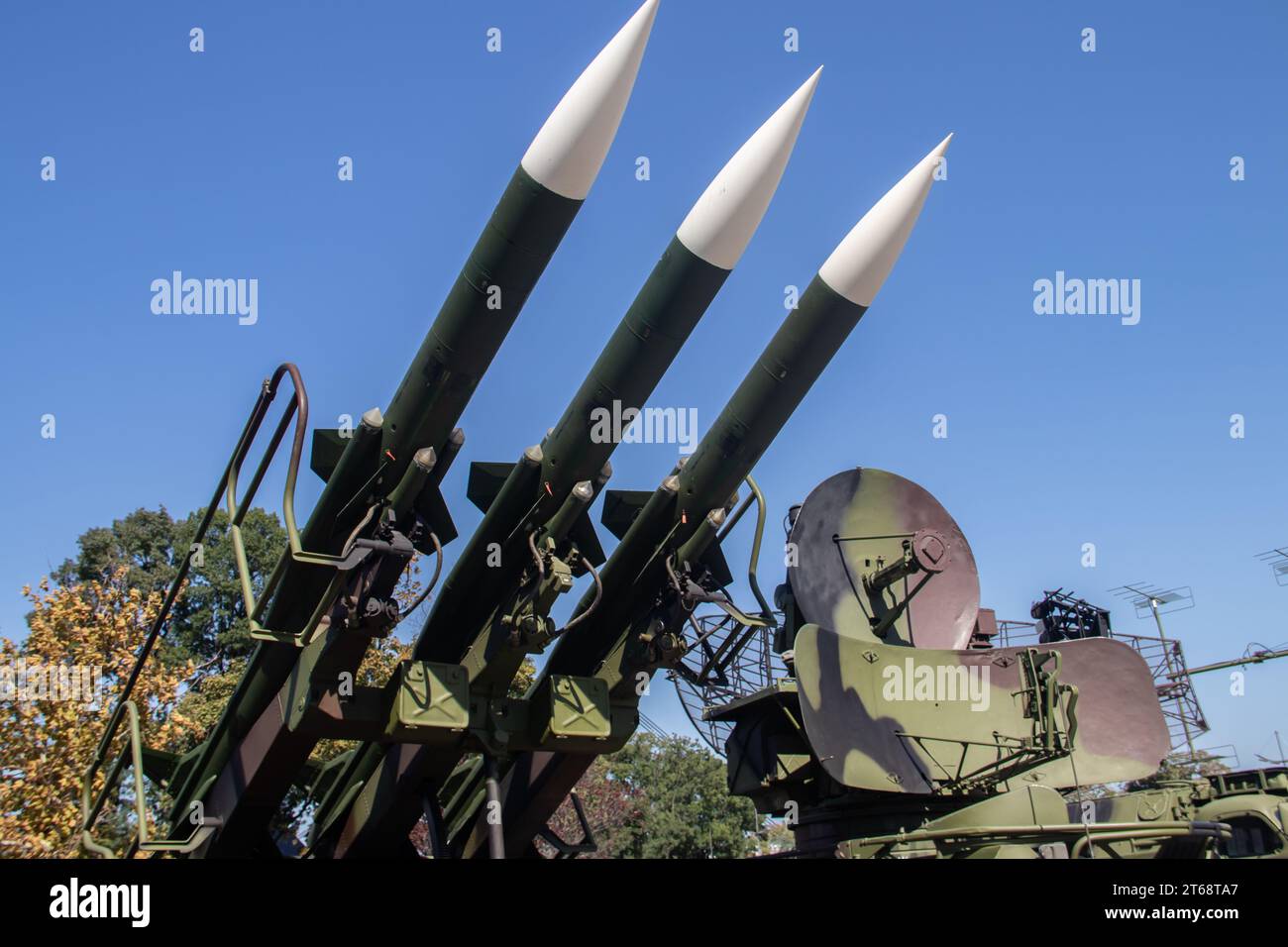 Mobile Boden-Luft-Raketenwerfer, Massenvernichtungswaffen oder Raketensprengköpfe, die auf der Militärmesse in Serbien sichtbar sind Stockfoto