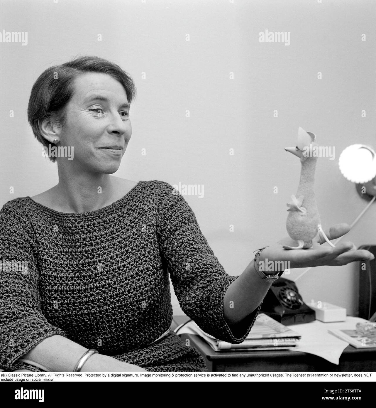Tove Jansson (1914–2001) finnischer Autor, Illustrator, Künstler und Comic-Schöpfer. Tove Jansson ist vor allem für ihre Bücher und Cartoons über die Moomins bekannt. Sie hält eine kleine Skulptur ihres Moomin-Charakters Schnüffeln in der Hand. 1963 Stockfoto