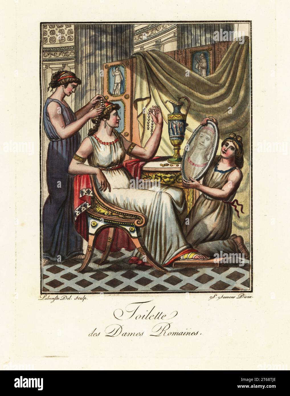 Frau, die im alten Rom Haare und Make-up macht. Ein Sklave fixiert Perlen an ihrer mitra (Stirnband), während ein anderer einen Spiegel hält. Sie sitzt in einer ärmellosen Tunika und Hausschuhen an einem Frisiertisch mit Wasserkrug, einem palla (Mantel) auf ihrem Stuhl mit Fußstütze. Toilette des Dames Romaines. Handkoloriertes Kupferstich, gezeichnet und graviert von L. Labrousse, Künstler von Bordeaux, unter der Leitung von Jacques Grasset de Saint-Sauveur aus seinem Lantique Rome, ou description historique et pittoresque, Anticient Rome, or Historique and pittoresque, oder historische und malerische Beschreibung, Chez Deroy, Paris, 1796. Stockfoto