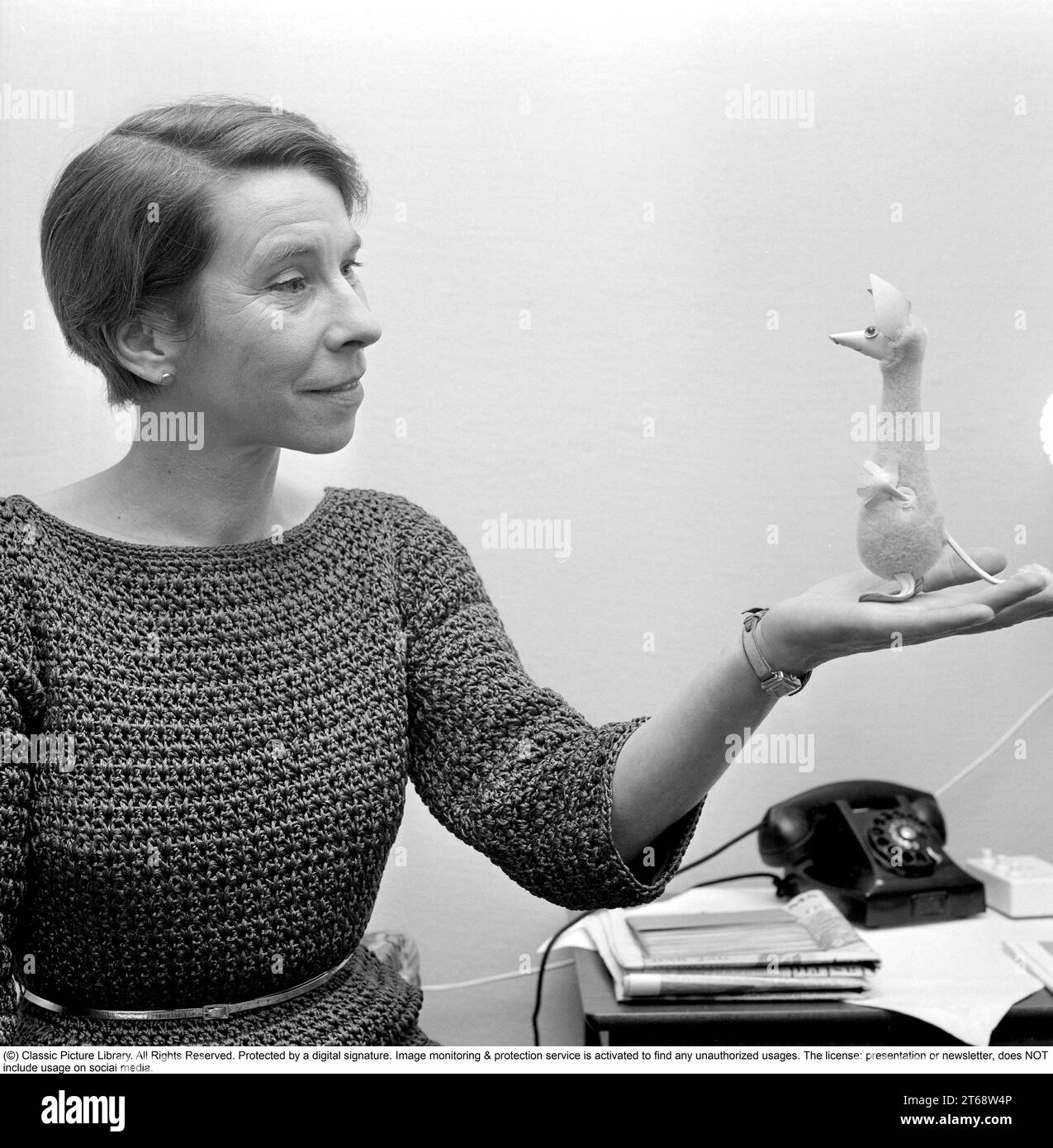 Tove Jansson (1914–2001) finnischer Autor, Illustrator, Künstler und Comic-Schöpfer. Tove Jansson ist vor allem für ihre Bücher und Cartoons über die Moomins bekannt. Sie hält eine kleine Skulptur ihres Moomin-Charakters Schnüffeln in der Hand. 1963 Stockfoto