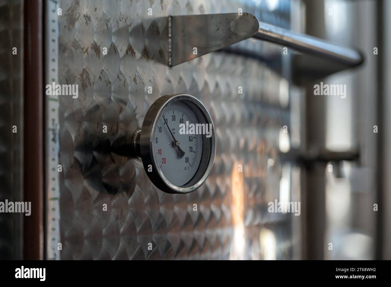 Thermometer zur Kontrolle der Temperatur im Gärtank für Wein, Nahaufnahme Stockfoto
