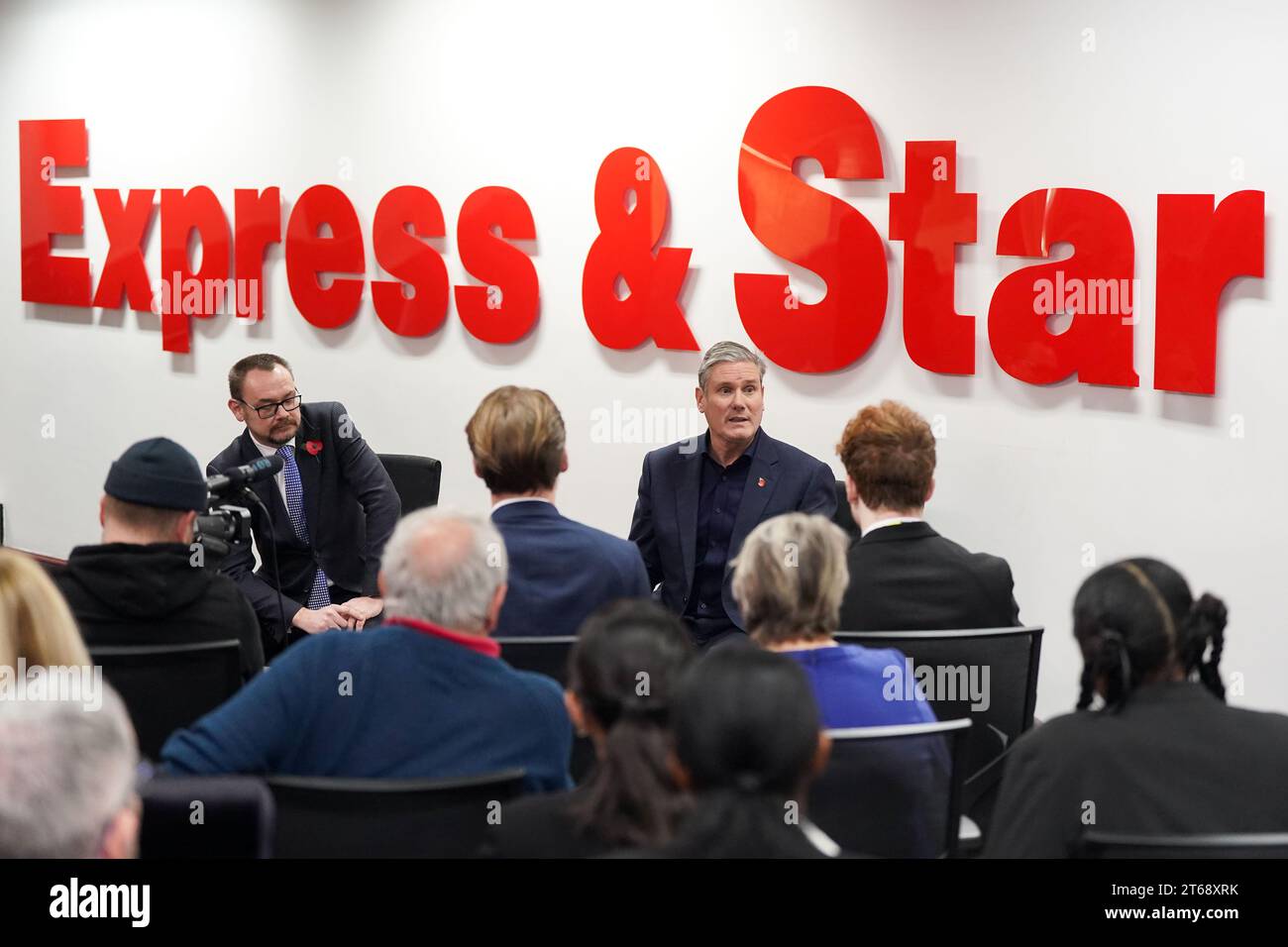 Labour-Leiter Sir Keir Starmer während eines Besuchs der Regionalzeitung The Express and Star in den West Midlands für eine Diskussionsrunde mit Einwohnern und Studenten der sechsten Klasse. Bilddatum: Donnerstag, 9. November 2023. Stockfoto