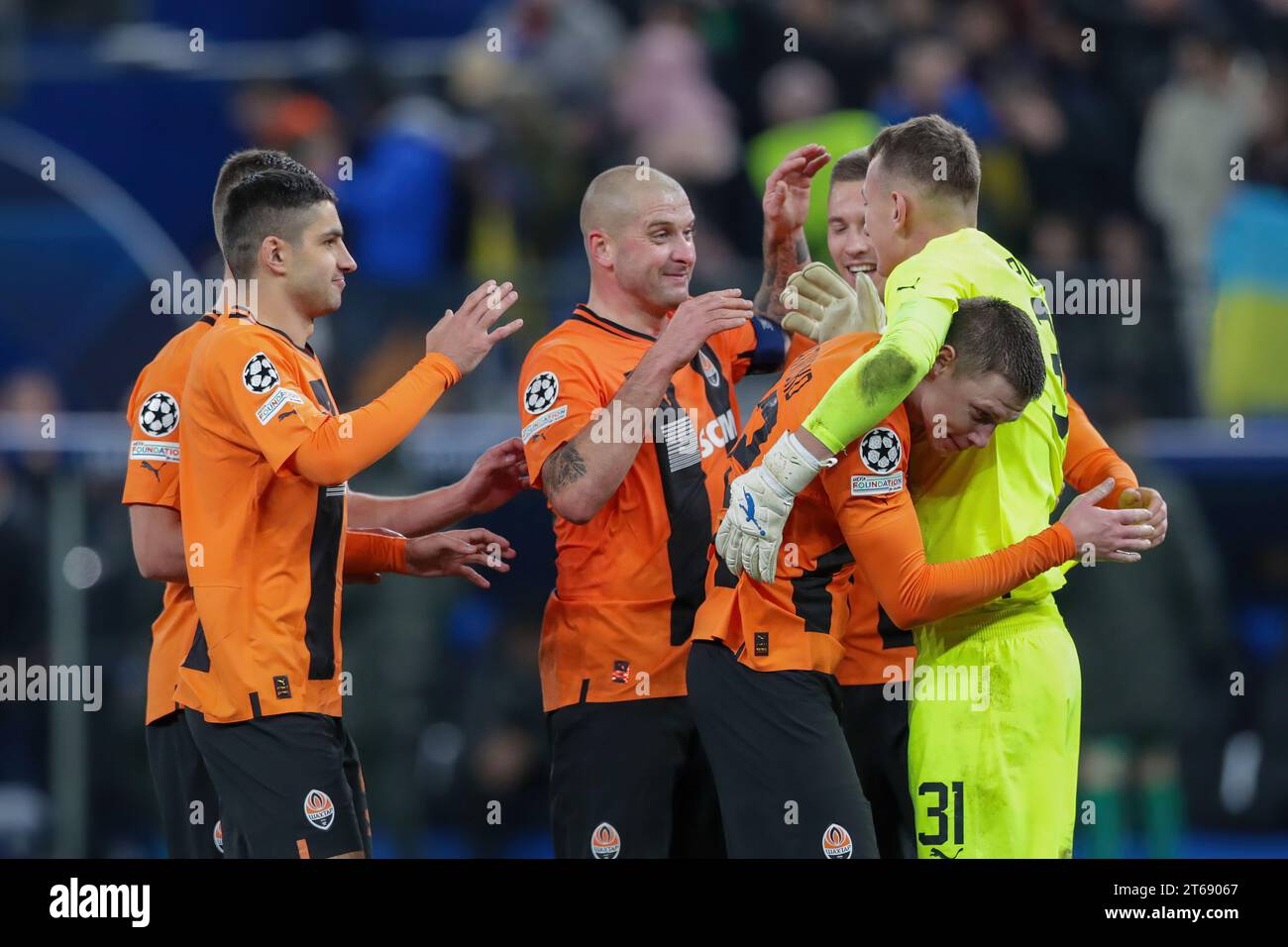 Hamburg, Deutschland. November 2023. Spieler des FC Shakhtar Donetsk feiern den Sieg beim Fußballspiel der UEFA Champions League 2023/2024 zwischen dem FC Shakhtar Donetsk und dem FC Barcelona im Volksparkstadion (Hamburg). Endstand; FC Shakhtar 1:0 FC Barcelona. Quelle: SOPA Images Limited/Alamy Live News Stockfoto