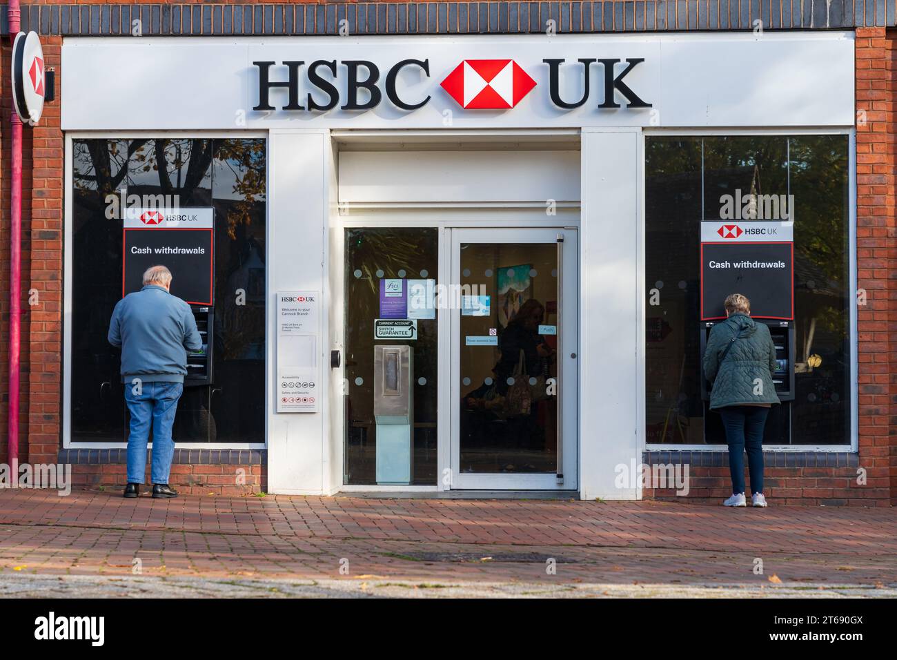 Kunden, die den Geldautomaten außerhalb von HSBC in Cannock nutzen Stockfoto