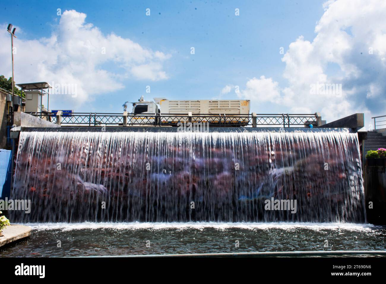 Sehen Sie sich die Landschaft der Stadt am Khlong Yuan Chuan Rak Kanal an, wo Sie die Qualität des Wassers verbessern können, und thailändische reisen besuchen Sie Freizeit in Ban Ko Yuan Villo Stockfoto