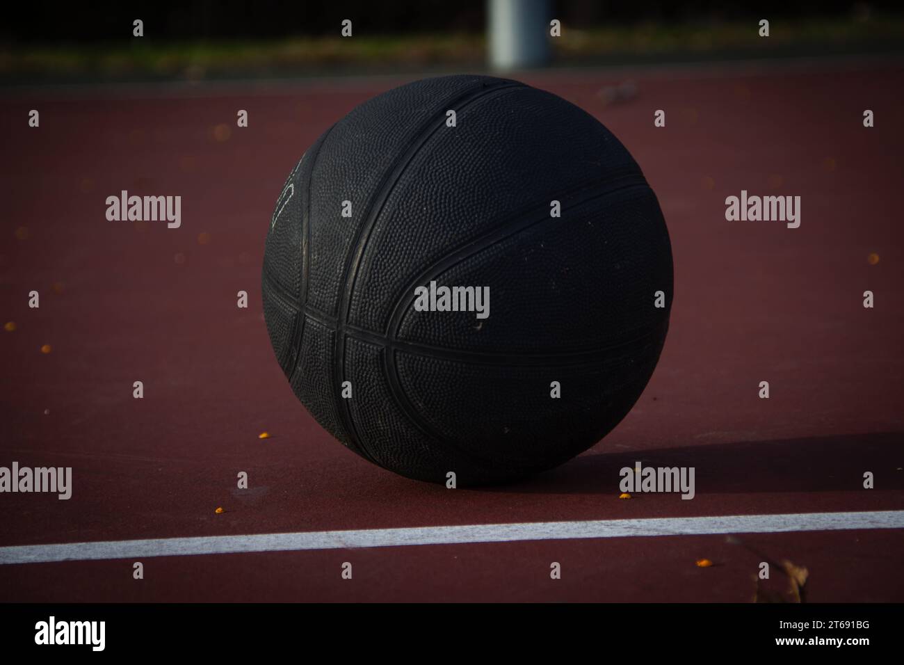 Schwarzer Basketball ist auf dem Platz im Freien. Stockfoto