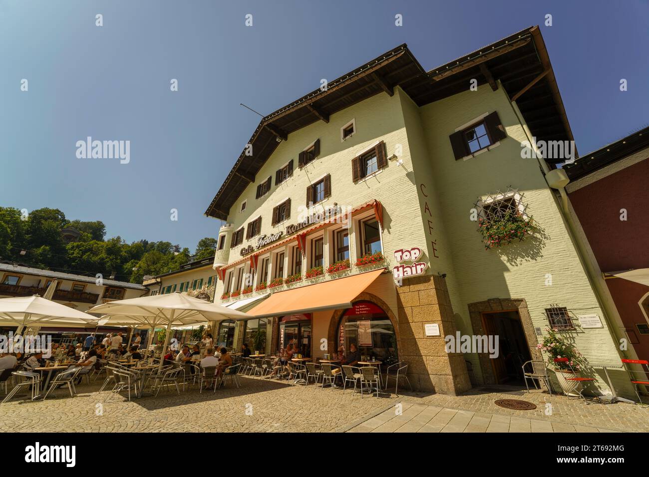 Berchtesgaden, Deutschland, Europa - 21. August 2023. Berchtesgaden Marktplatz, ein Café-Restaurant auf dem Stadtplatz in der traditionellen alpinen deutschen Stadt Stockfoto