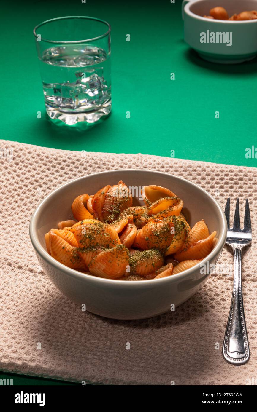 Eine Schüssel mit heiß gekochter Pasta, fertig zum Verzehr Stockfoto