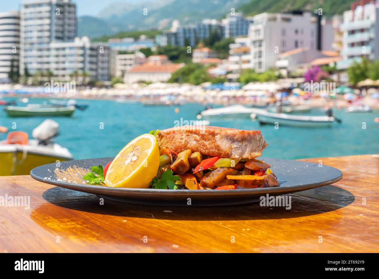 Geröstetes Thunfischsteak auf schwarzem Teller im Café im Freien. Rafailovici, Montenegro Stockfoto