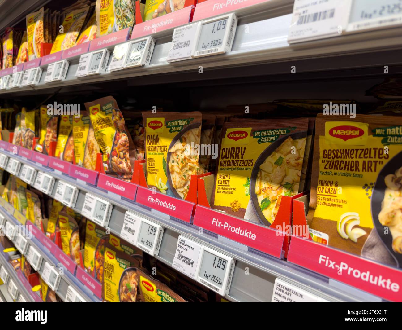 Bayern, Deutschland - 8. November 2023: Fix Fertigprodukte Packungen von Maggi in einem Supermarkt *** Fix Fertigprodukte Packungen in einem Supermarkt Credit: Imago/Alamy Live News Stockfoto