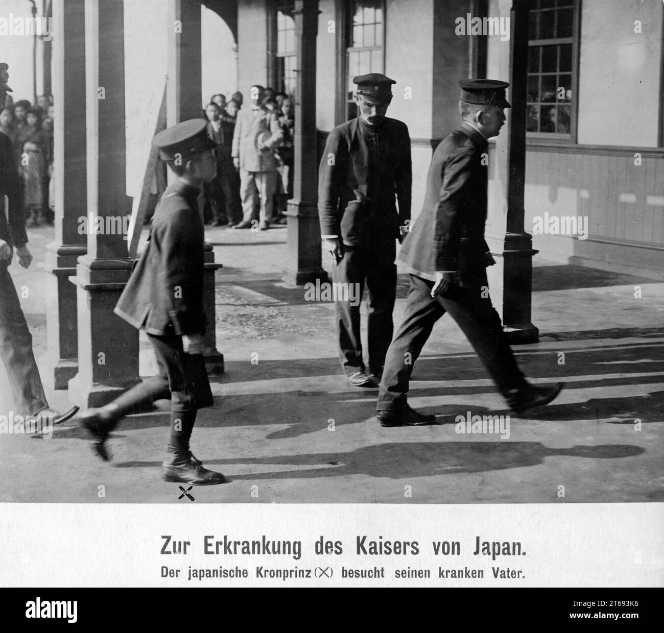 Der japanische Kronprinz Hirohito (links) besucht seinen Vater Kaiser Yoshihito Taisho, der im Juli 1913 an Fieber erkrankt war. [Automatisierte Übersetzung] Stockfoto