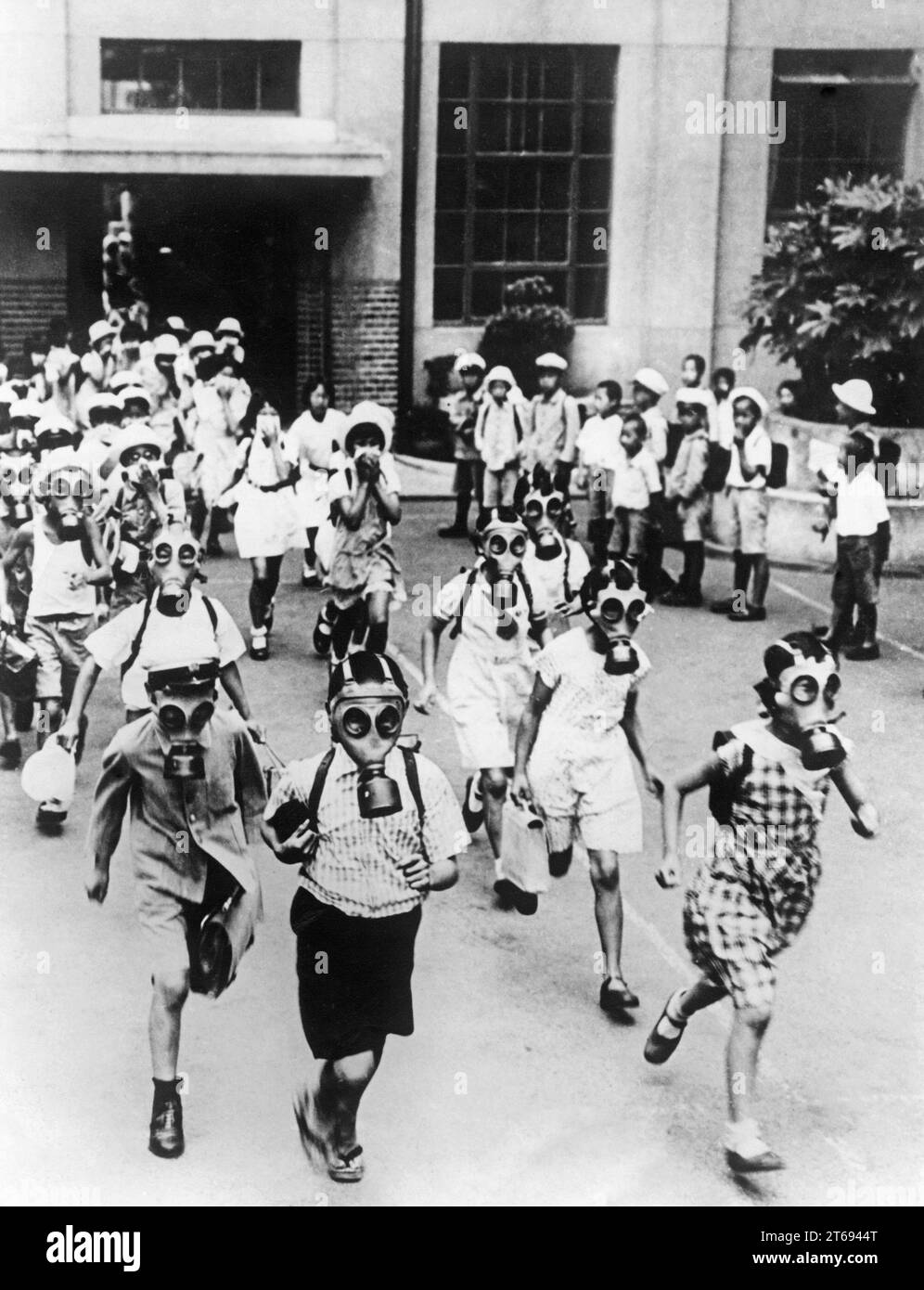 Studenten während eines Luftangriffs in Tokio. [Automatisierte Übersetzung] Stockfoto
