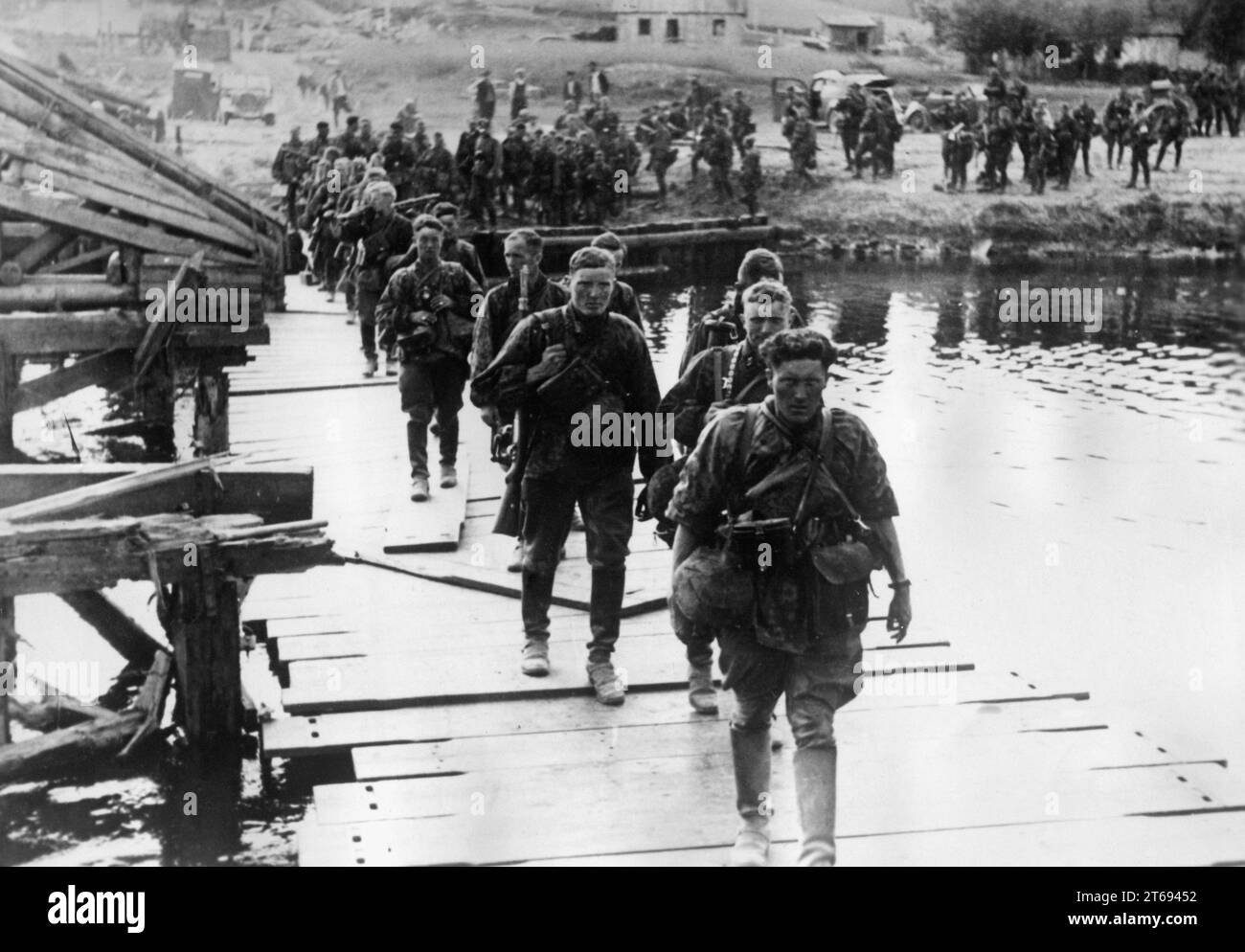 Deutsche Waffen-SS-Soldaten überqueren den Narew River auf einer temporären Brücke. Foto: Waldbach [automatisierte Übersetzung] Stockfoto