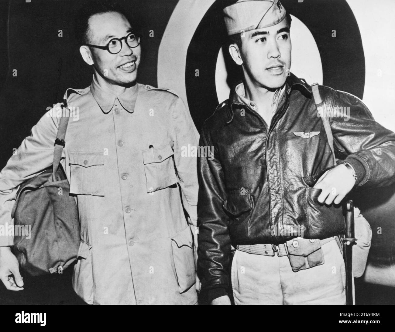 Jesus Villamor (rechts), der erste Inselbewohner, der mit dem Distinguished Service Cross ausgezeichnet wurde, weil er sechs altmodische 1933 Kampfflugzeuge bei einem Angriff auf 30 japanische Flugzeuge führte, trifft nach einem gewagten Flug von den Philippinen im Hauptquartier der australischen Luftwaffe ein. Links, Oberstleutnant Chi Bang, Verbindungsoffizier der chinesischen Armee auf der Halbinsel Bataan, jetzt auf MacArthurs Stab. [Automatisierte Übersetzung] Stockfoto