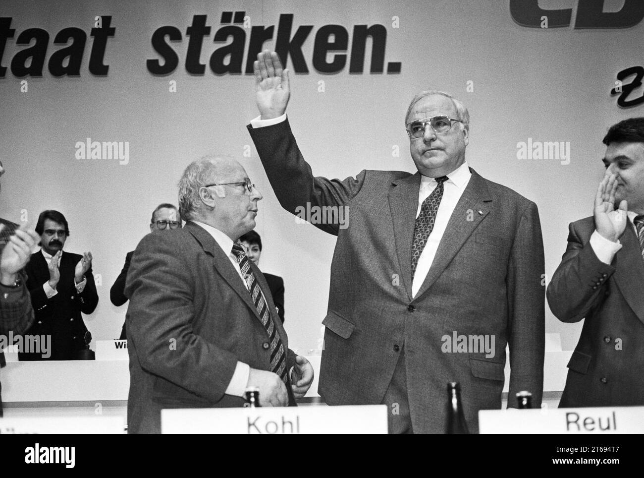 Deutschland, Neuss, 16/1993 Archiv: 38-34-15 NRW CDU-Landeskonferenz Foto: CDU-Landesvorsitzender Norbert Bluem und Bundeskanzler Helmut Kohl [automatisierte Übersetzung] Stockfoto