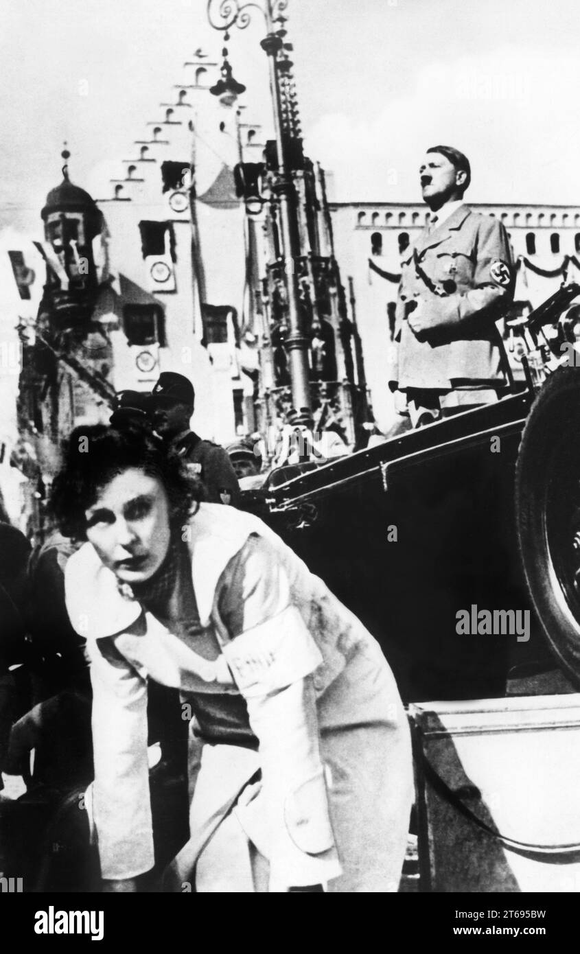 Leni Riefenstahl filmte Triumph des Willens auf dem Reichsparteikongress 1934. Hinter ihr Adolf Hitler [automatisierte Übersetzung] Stockfoto