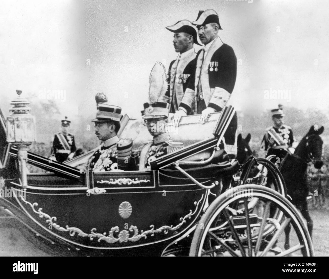Japanischer Kaiser Hirohito mit Mandschukuo-Kaiser Puyi auf einer Fahrt in Tokio. [Automatisierte Übersetzung] Stockfoto
