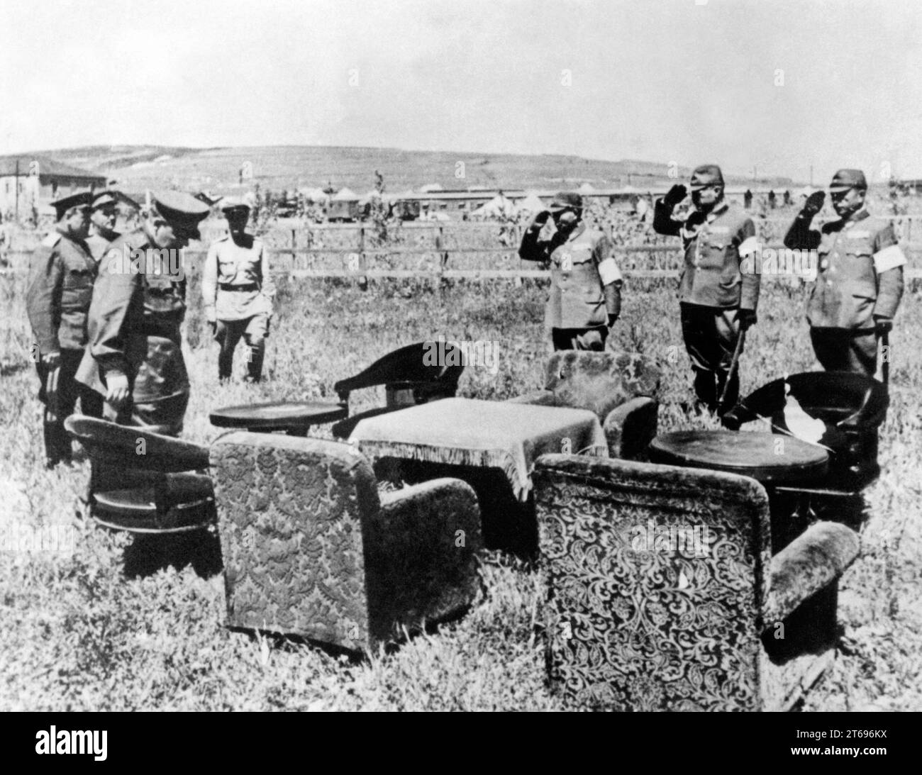 Eine japanische Delegation und die sowjetischen Delegierten bei der Kapitulation der Kwantung-Armee in China. [Automatisierte Übersetzung] Stockfoto