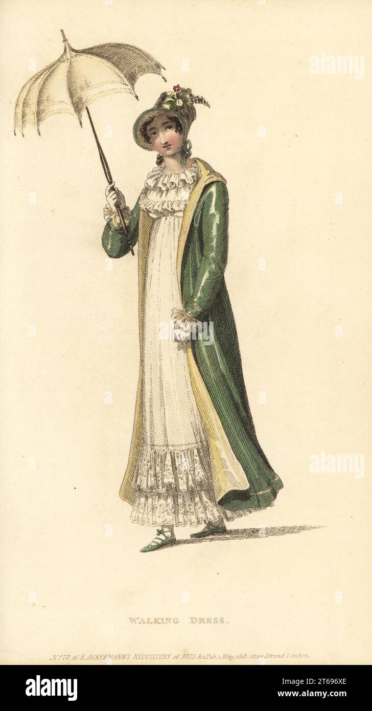 Regency-Frau in Rüschen-Wanderkleid. Kleiden Sie sich in Cambric Musselin mit Volants, grünem und strohfarbenem Sarsnet Pelisse, Satinhaube mit Blumen, Seidenschirm. Vol. 13, Plate 24, 1. Mai 1815. Handkolorierter Kupferstich von Thomas Uwins aus Rudolph Ackermanns Repository of Arts, Strand, London. Stockfoto