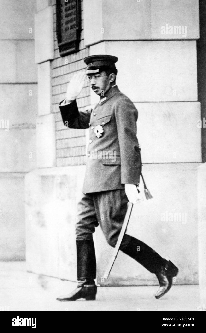 Der japanische Kaiser Hirohito verlässt ein Regierungsgebäude in Tokio. [Automatisierte Übersetzung] Stockfoto
