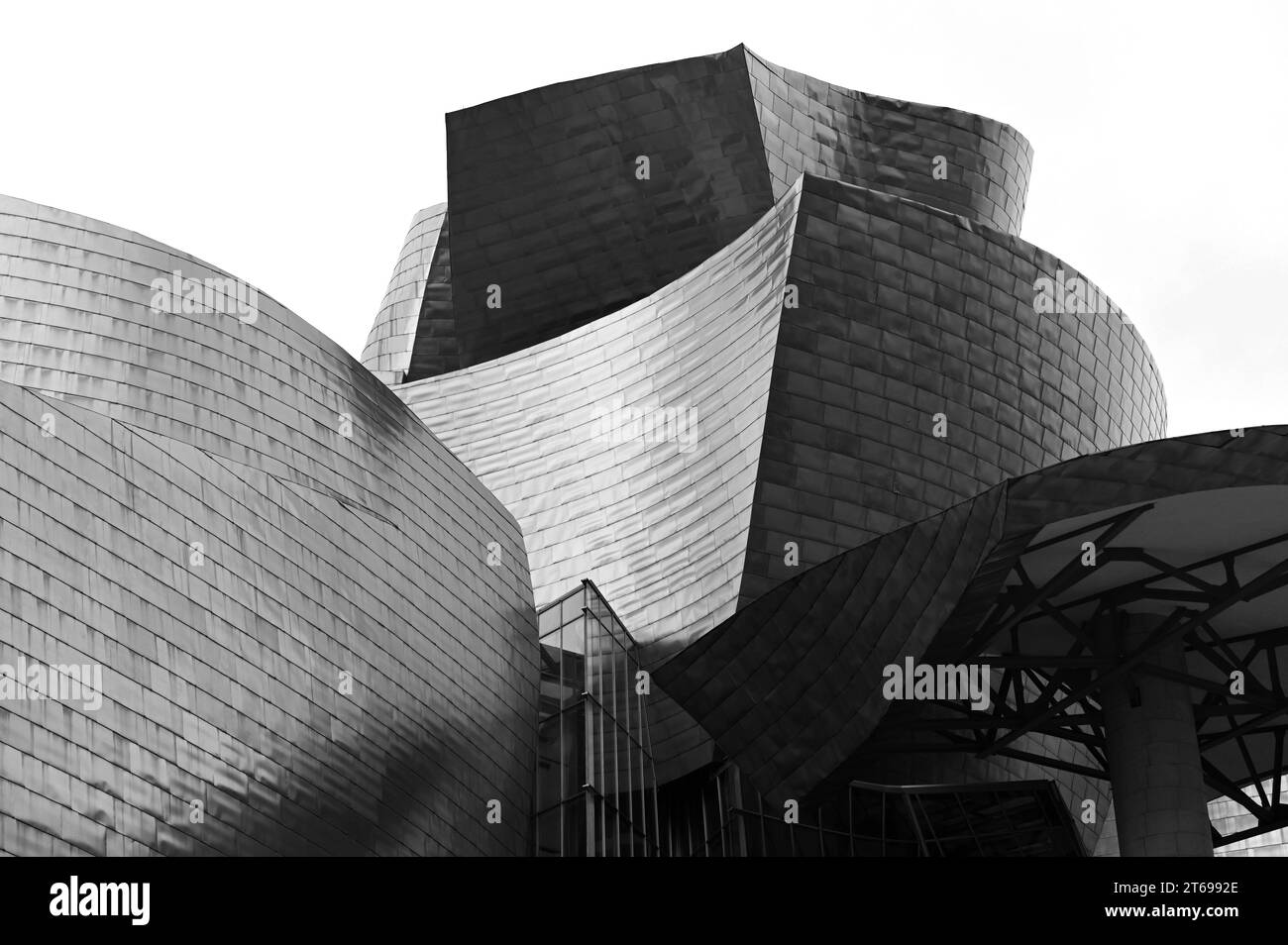 Die Winkel von Bilbaos Guggenheim-Museum Stockfoto