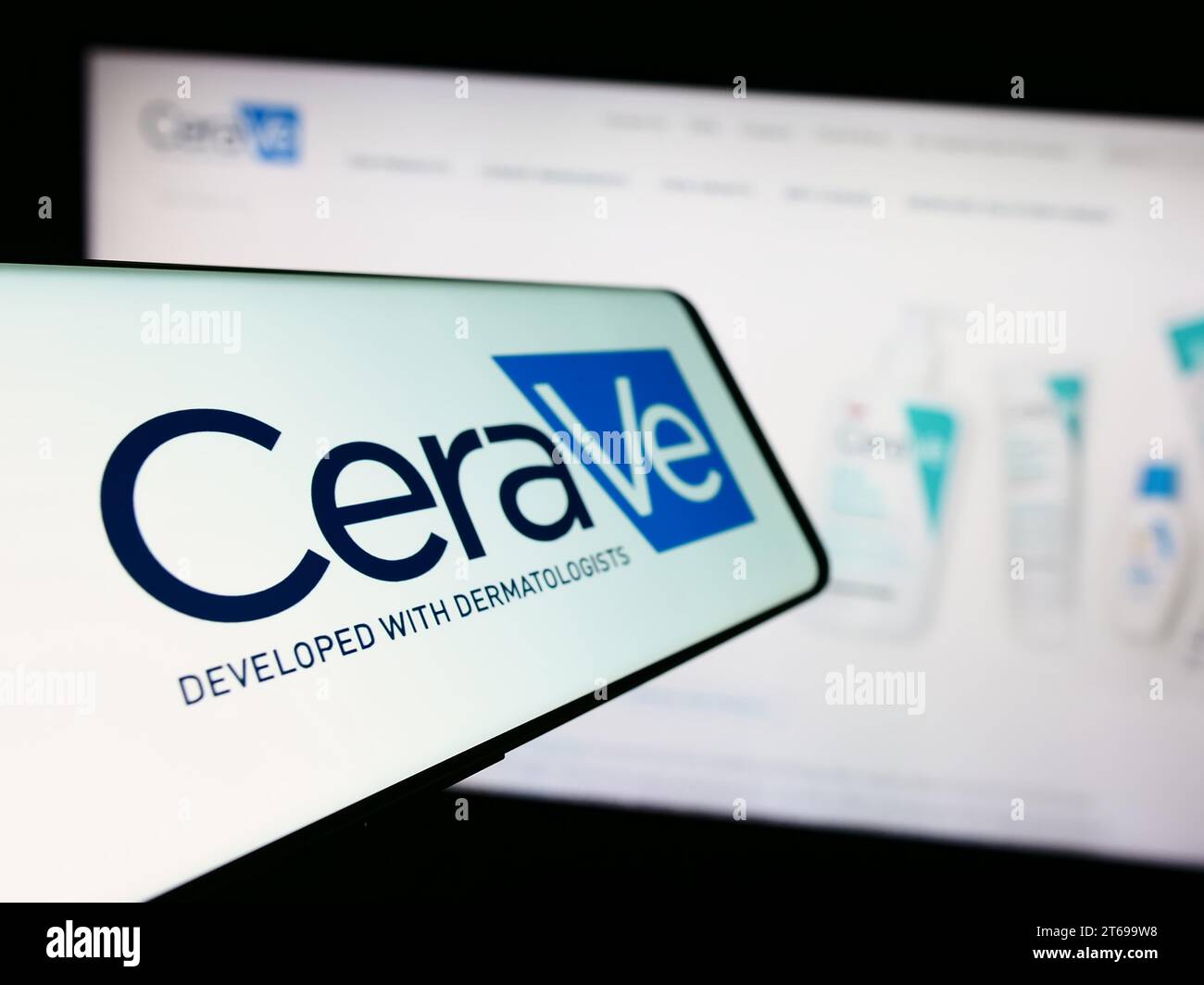 Mobiltelefon mit Logo des Körperpflegeunternehmens CeraVe (L’Oreal) vor der Website. Fokussieren Sie sich auf die linke Mitte des Telefondisplays. Stockfoto