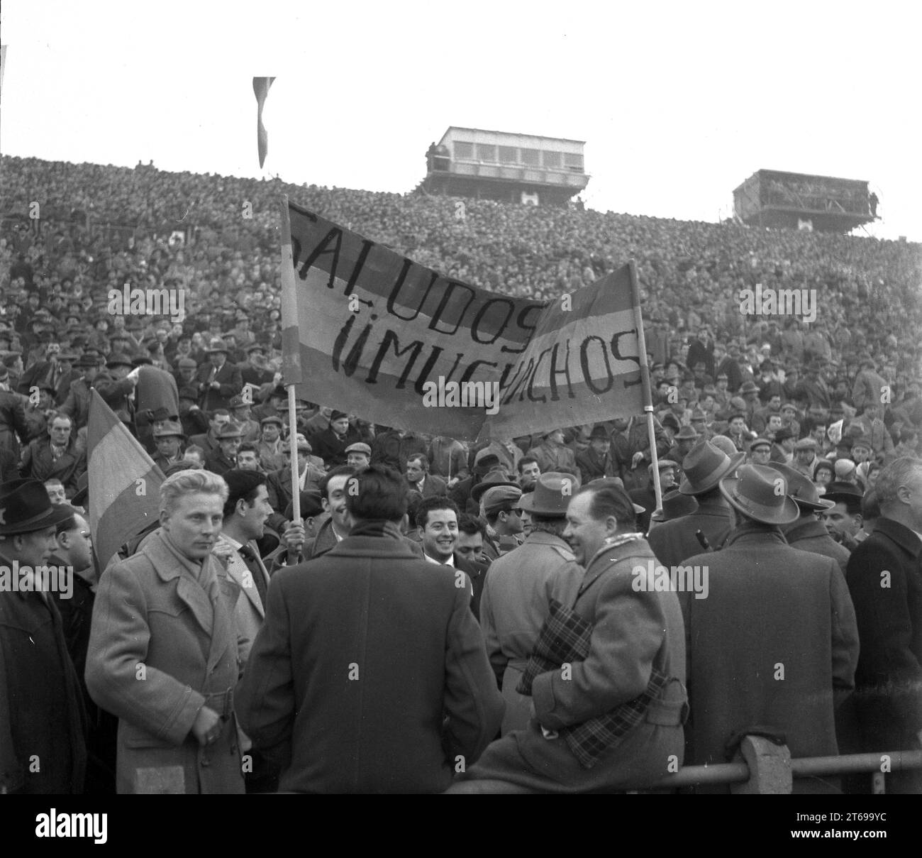 Internationales Fußballspiel: BRD Deutschland - Spanien 2:0 am 19.03.1958 in Frankfurt am Main. Spanische Fans im Frankfurter Waldstadion. [Automatisierte Übersetzung] Stockfoto