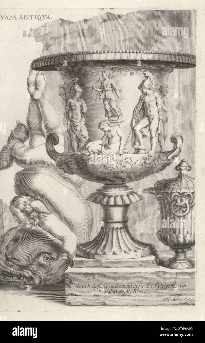 Antike Vase, die das menschliche Opfer Iphigeniens durch Agamemnon in Aulis aus dem Palazzo Medici darstellt. Mit einer anderen Vase mit Deckel, Figur oder Frau und Delfin miteinander verflochten. Kupferstich von Johann Georg Waldreich nach einer Illustration von Joachim von Sandrart aus seiner LAcademia Todesca, della Architectura, Scultura & Pittura, oder Teutsche Academie, der Edlen Bau- Bild- und Mahlerey-Kunste, Deutsche Akademie für Architektur, Skulptur und Malerei, Jacob von Sandrart, Nürnberg, 1675. Stockfoto