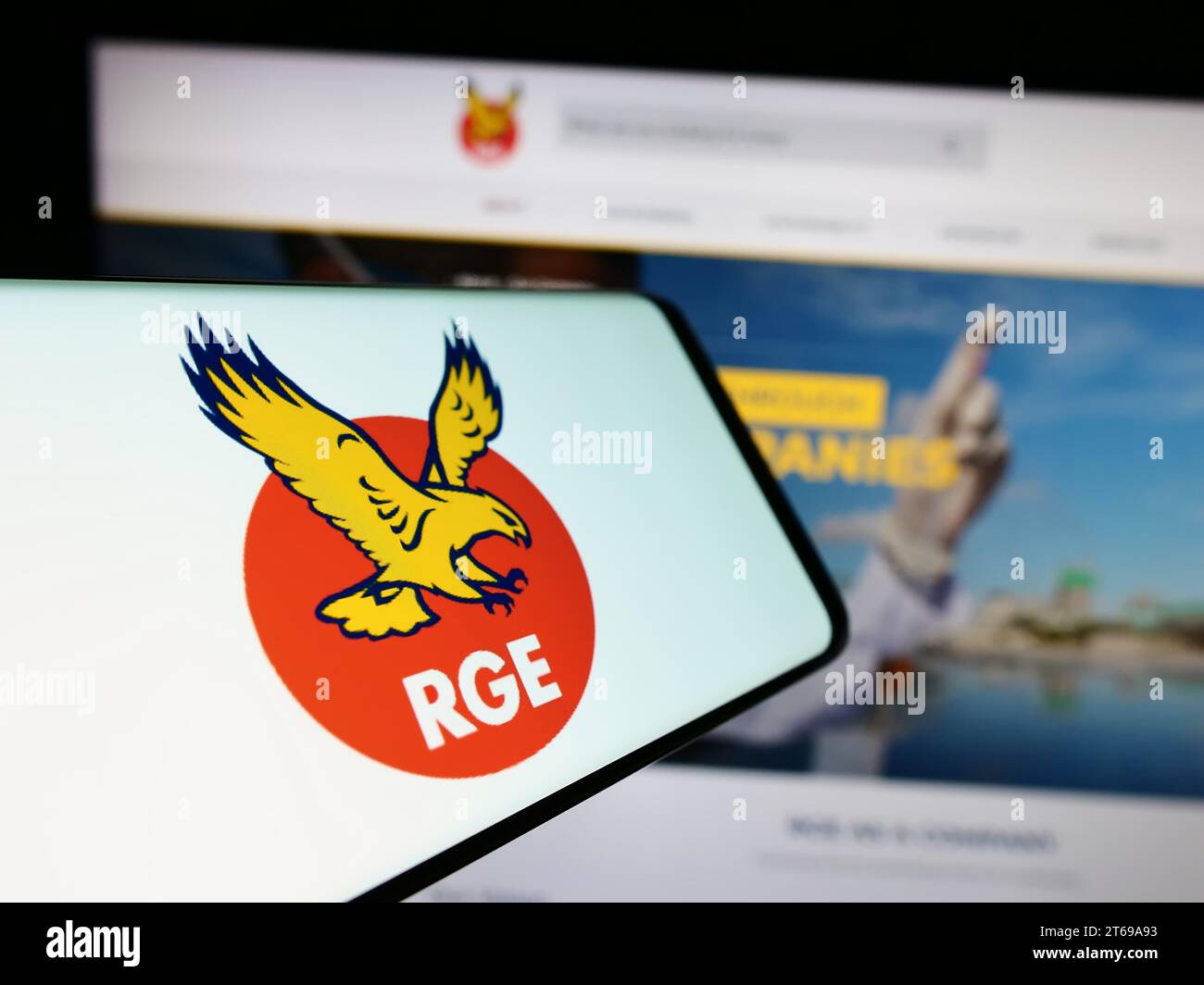 Smartphone mit Logo des singapurischen Unternehmens Royal Golden Eagle (RGE) vor der Business-Website. Konzentrieren Sie sich auf die Mitte des Telefondisplays. Stockfoto