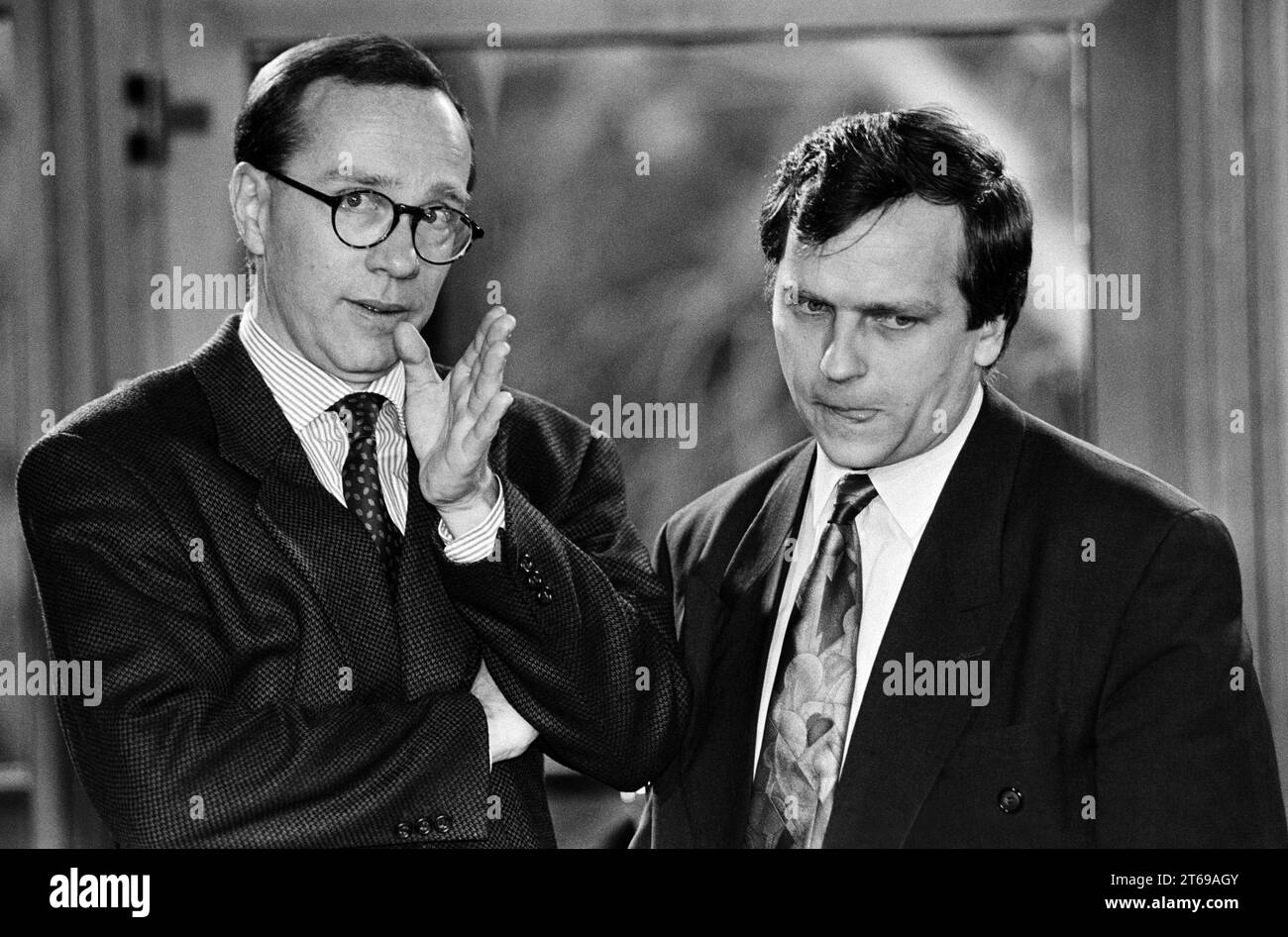 Deutschland, Bonn, 27.01.1993 Archiv: 38-68-09 Sitzung des Bundeskabinetts Foto: Matthias Wissmann, Bundesminister für Forschung und Technologie, und Günther Krause, Bundesminister für Verkehr [automatisierte Übersetzung] Stockfoto