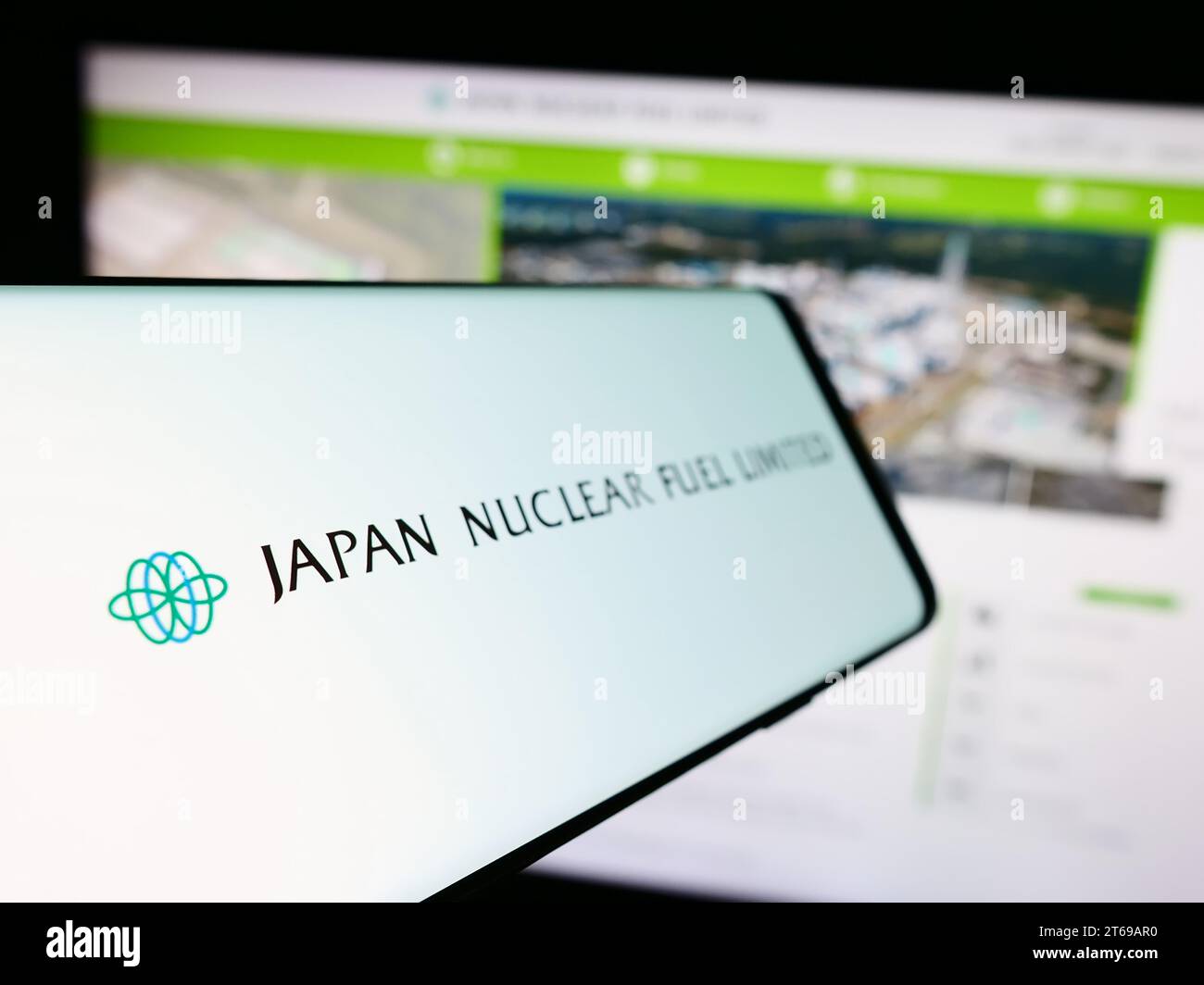 Mobiltelefon mit Logo des japanischen Energieunternehmens Japan Nuclear Fuel Ltd (JNFL) vor der Business-Website. Fokus auf der linken Seite des Telefondisplays. Stockfoto