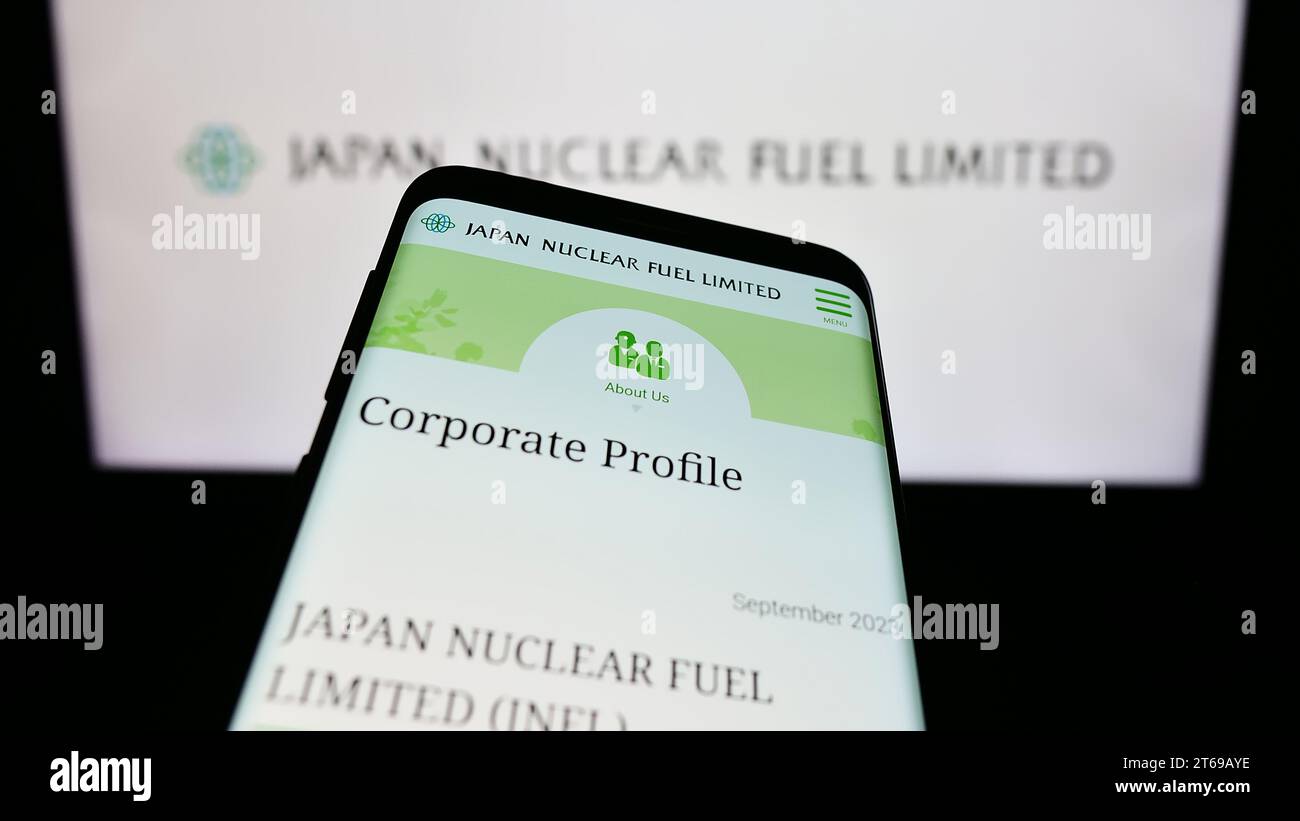 Mobiltelefon mit Website des japanischen Energieunternehmens Japan Nuclear Fuel Ltd (JNFL) vor dem Firmenlogo. Fokussieren Sie sich oben links auf der Telefonanzeige. Stockfoto