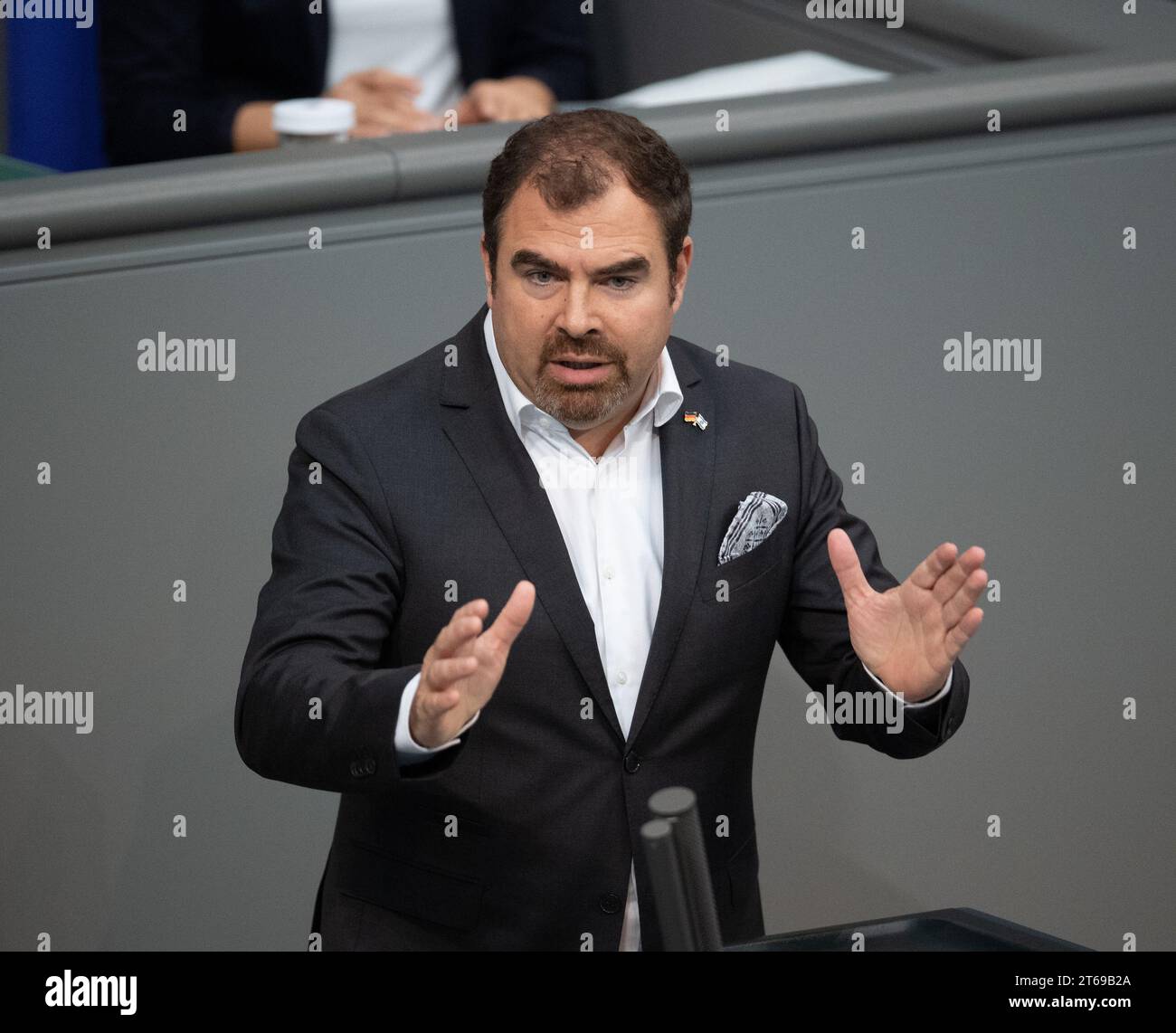 Berlin, Deutschland. November 2023. Florian Hahn (CSU) spricht im Plenum des Deutschen Bundestages. Thema ist ein Antrag der CDU/CSU-Fraktion zur nachhaltigen Finanzierung der Bundeswehr. Quelle: Kilian Genius/dpa/Alamy Live News Stockfoto