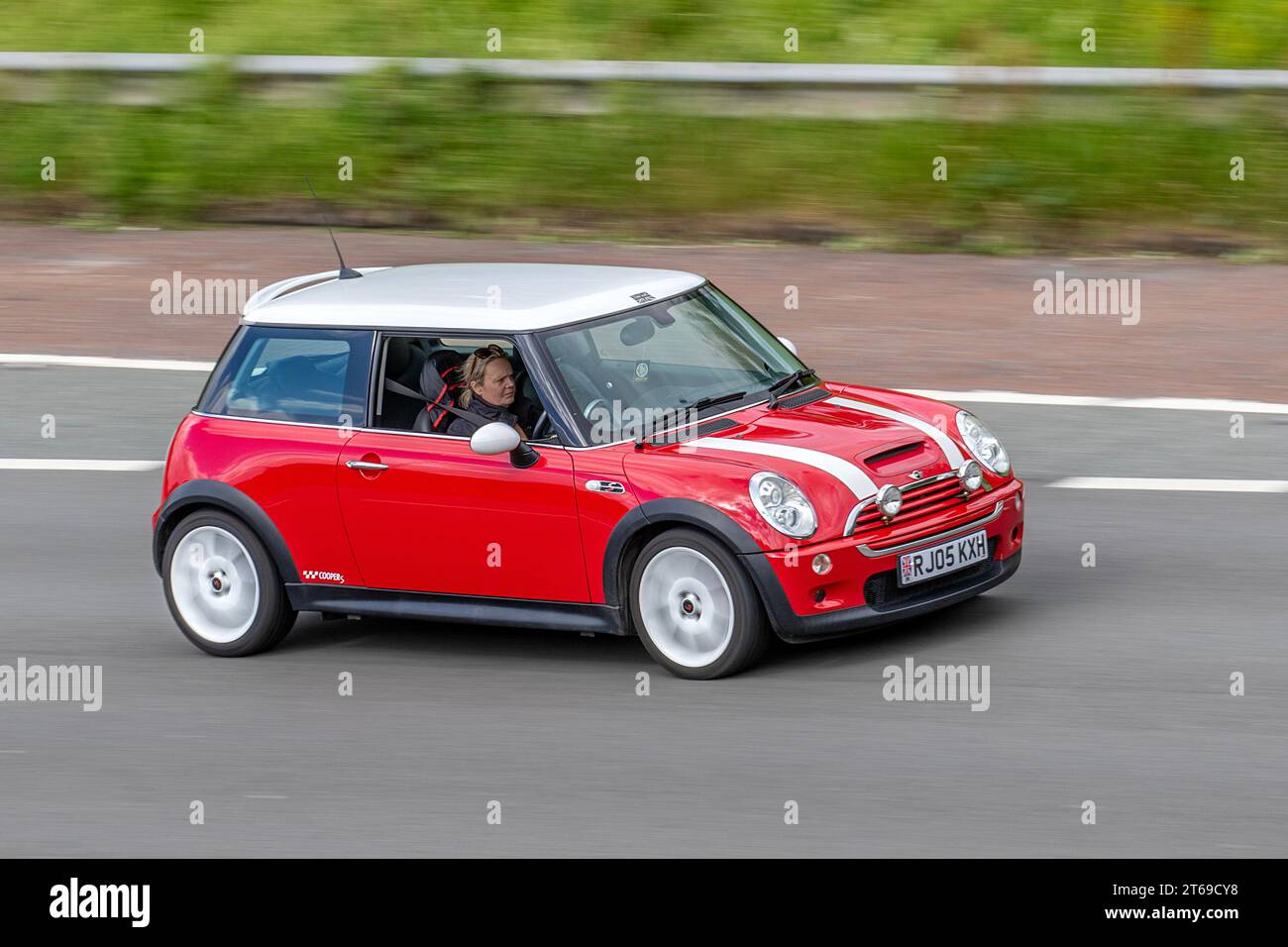 2005 Red Mini Cooper S Car Hatchback Benzinmotor 1598 ccm, 4 Zylinder, 1,6 l, Schaltgetriebe 5-spd; Fahrt mit Geschwindigkeit auf der Autobahn M6 im Großraum Manchester, Großbritannien Stockfoto