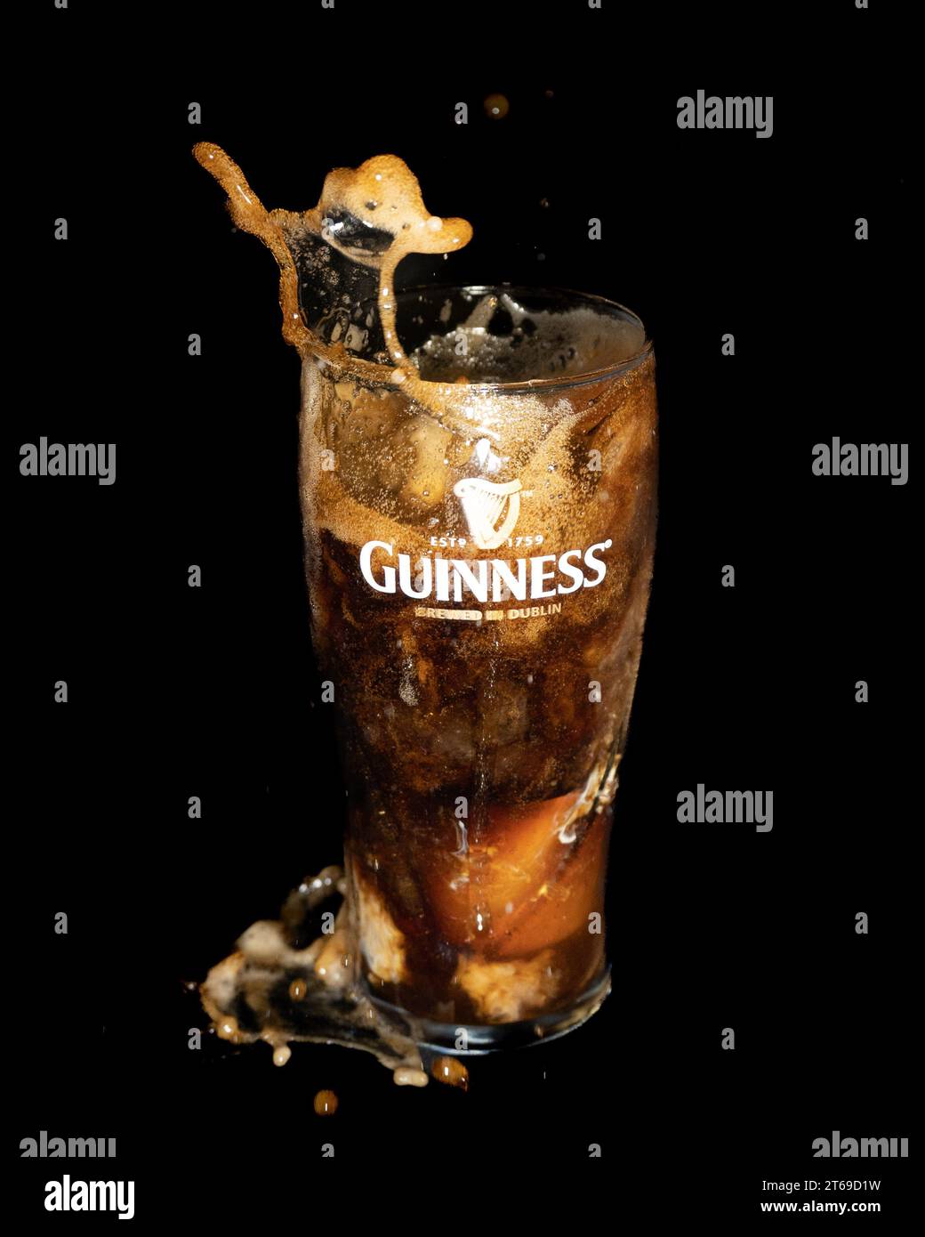 Ein Nahbild einer Guinness-Bierdose, die aufrecht vor schwarzem Hintergrund steht Stockfoto