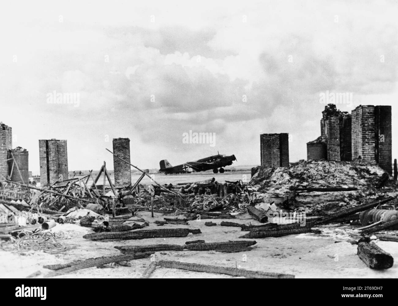 Junkers 52 auf dem zerstörten Flugplatz Pruzana (Pruschany, heute Weißrussland). Foto: Schöpfheshoff [automatisierte Übersetzung] Stockfoto